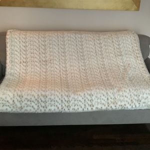 Jennifer Lopez throw blankets perfect condition white leopard print 50“ x 60“